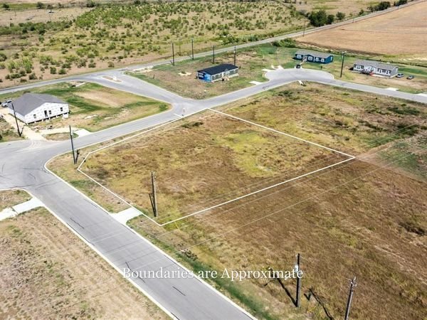 Aerial view of an Altamira lot with property boundaries outlined